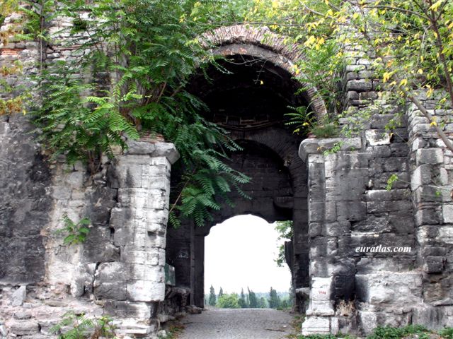 theodosian_walls_gate.jpg