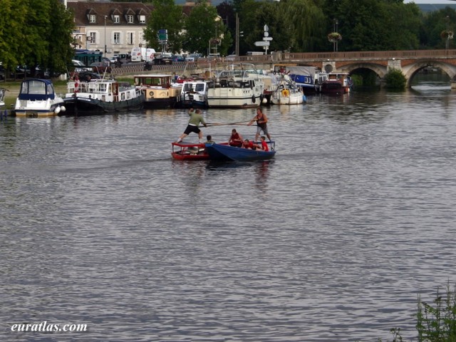 Click to download the Sea jousting in Auxerre