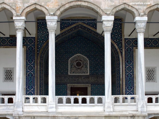 fatih_museum_arabesque_gate.jpg