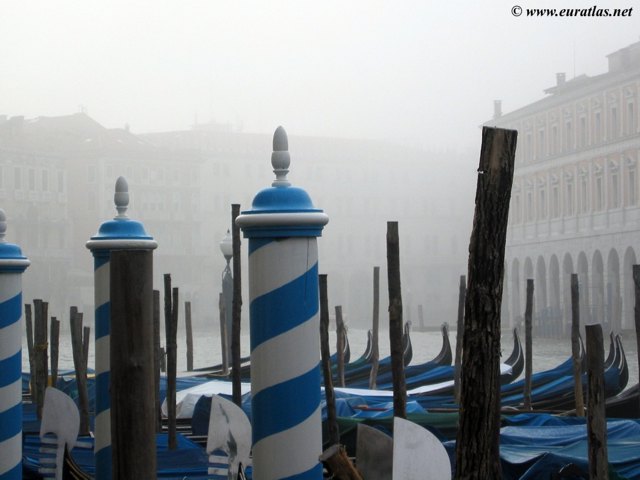 Cliquez ici pour télécharger Gondolas in Venice