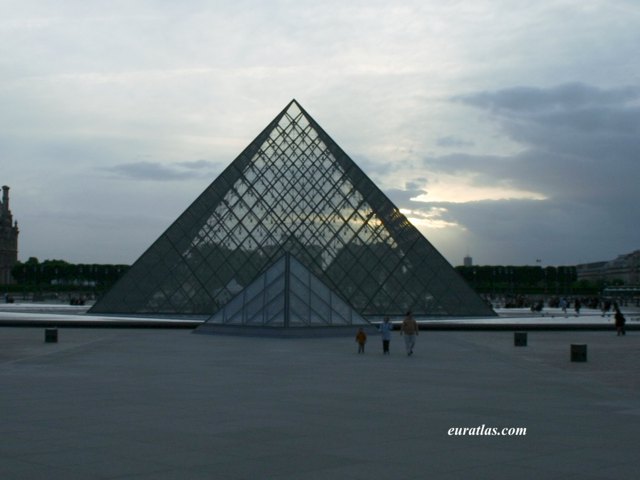 louvre_pyramide.jpg