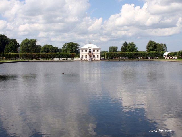 Click to download the Catherine's Pavilion in Peterhof Gardens