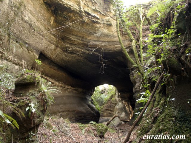 Cliquez ici pour télécharger A Rock Bridge near Sessa