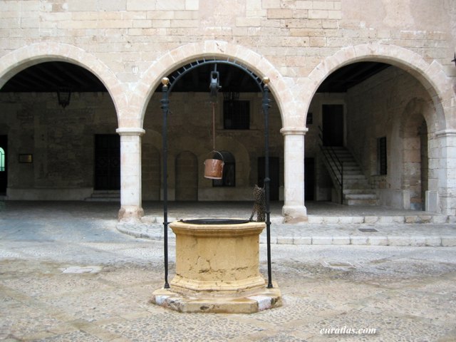 Click to download the Palma de Mallorca, Courtyard of the Almudaina Palace