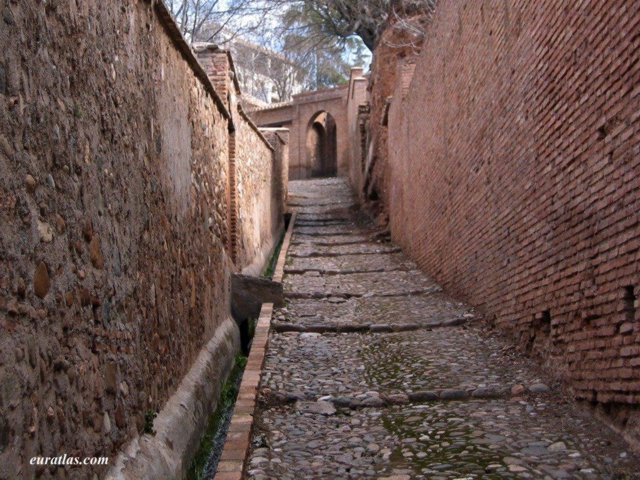 granada_path_to_alhambra.jpg