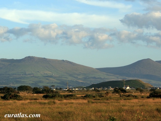 dinas_dinlle_hillfort_mountains.jpg